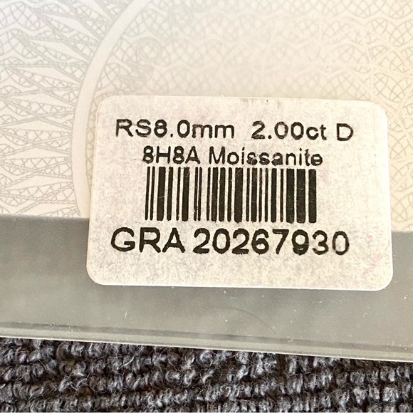 2 ct Mossanite Halo Set .925 sterling silver ring with GRA certificate - Picture 5 of 5